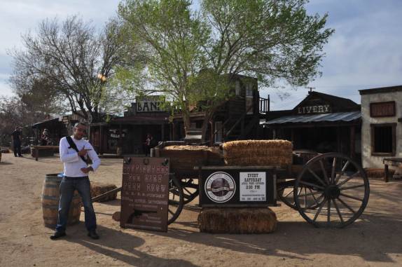 Quase um cowboy! (em Pioneertown, na Califórnia, nos Estados Unidos)
